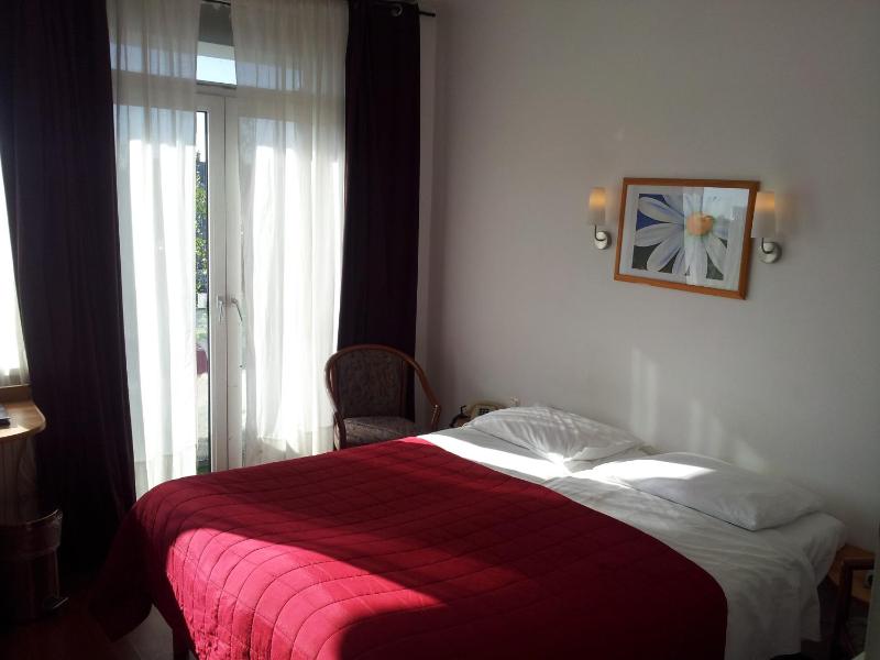Standard Triple Room image 2
