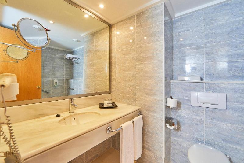 Superior Double or Twin Room with Sea View image 3