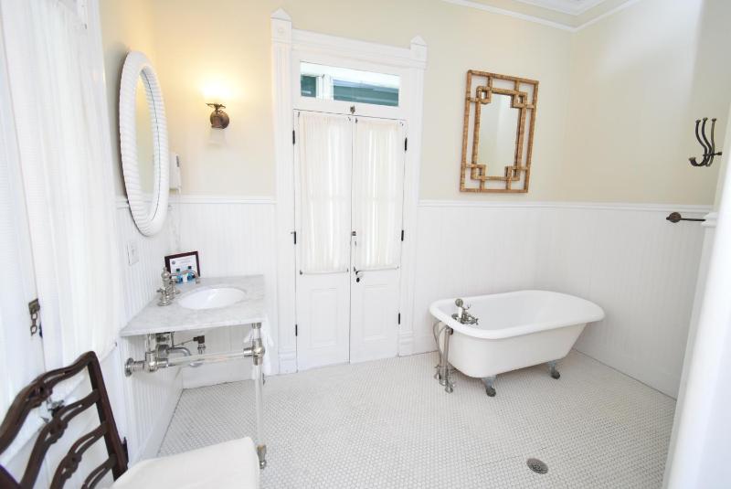 Simonton Court Historic Inn & Cottages - image 24