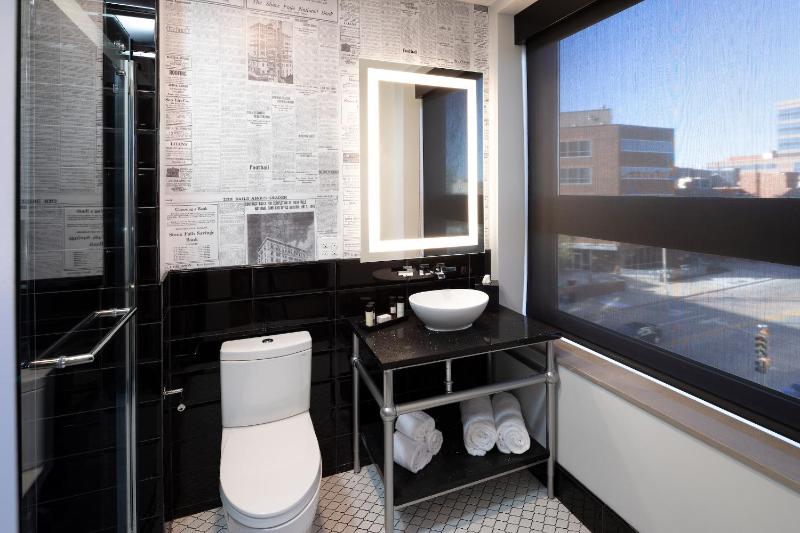Queen Room image 2