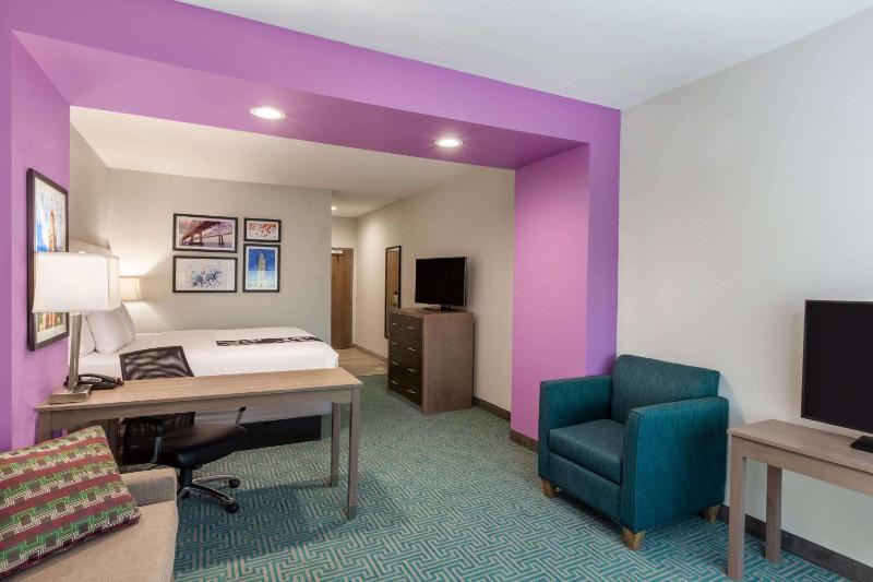 Deluxe King Room - Non-Smoking image 4