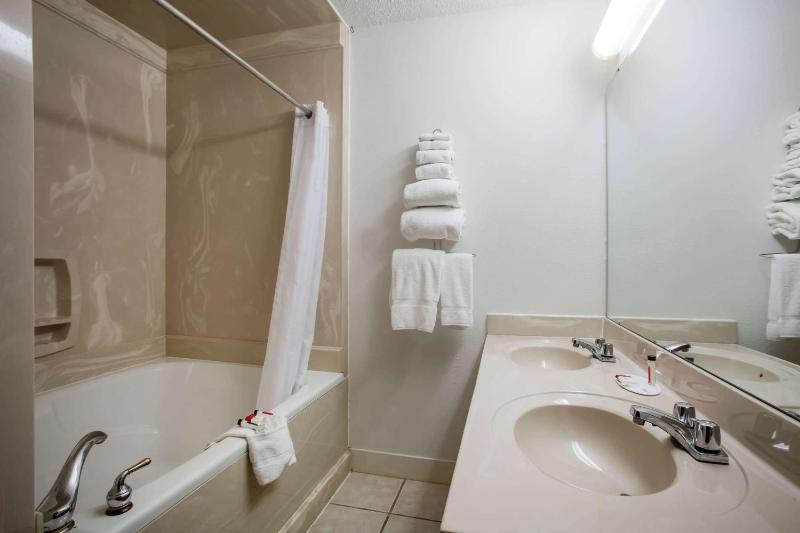 Deluxe King Suite with Spa Bath - Non-Smoking image 3