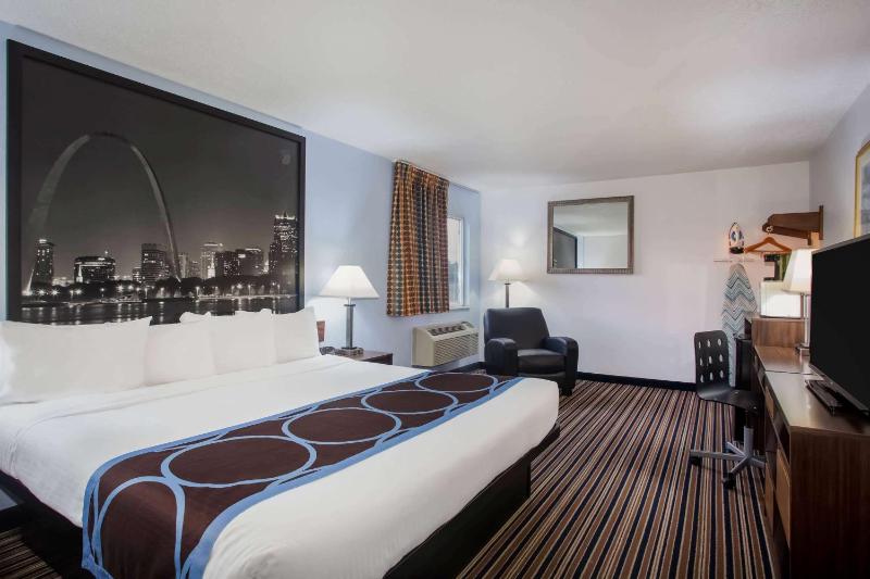 Deluxe King Suite with Spa Bath - Non-Smoking image 2