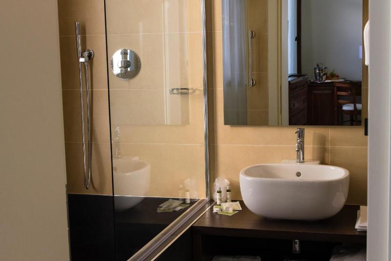 Classic Triple Room image 2