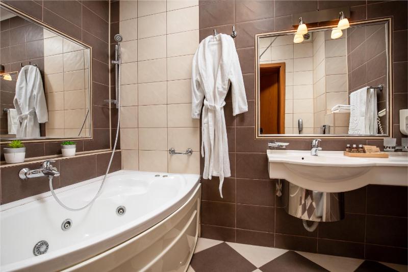 Superior Double Room with Balcony image 3
