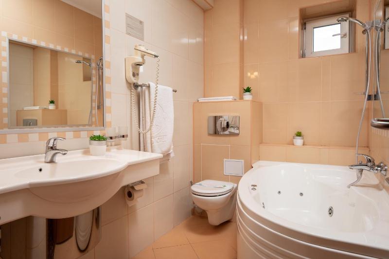 Deluxe Triple Room with Balcony image 3