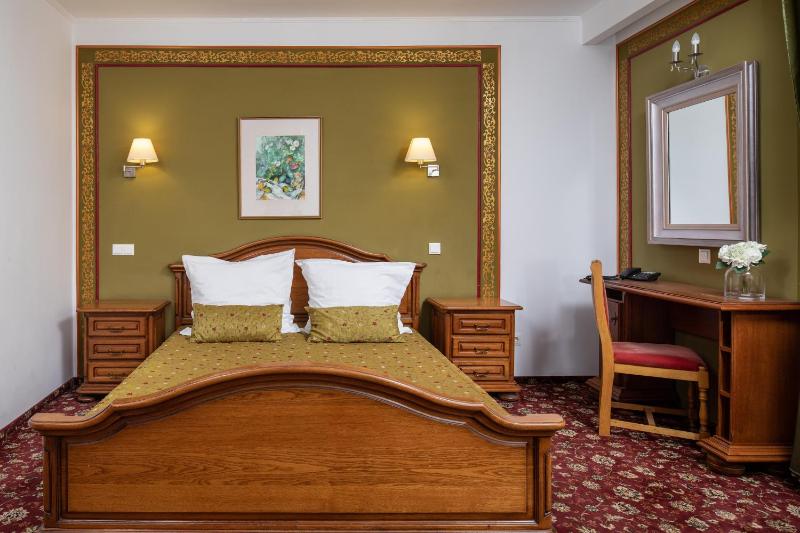 Deluxe Triple Room with Balcony image 4