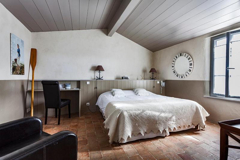 Classic Double Room image 3