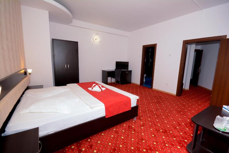 Standard Double Room image 3