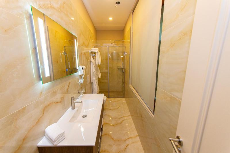 Quadruple Room image 3