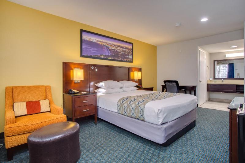 Queen Room image 3