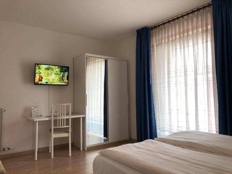 Double Room with Balcony image 4