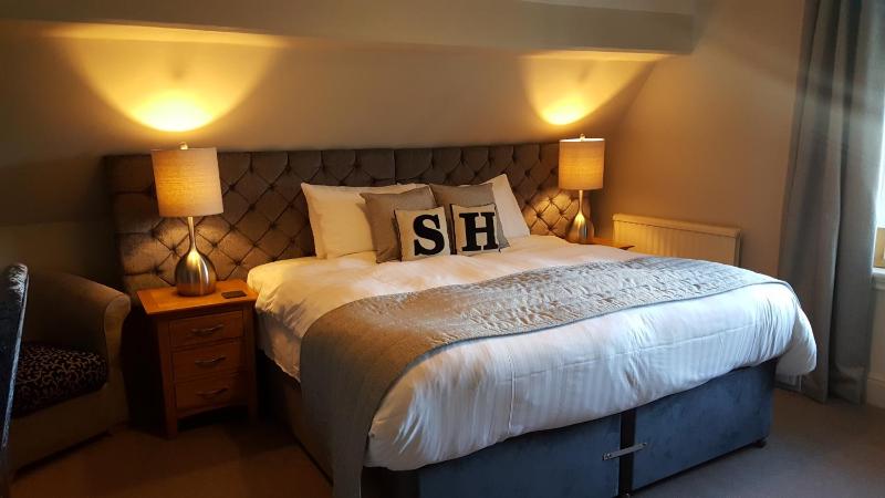 Classic Double/ Twin Room image 3
