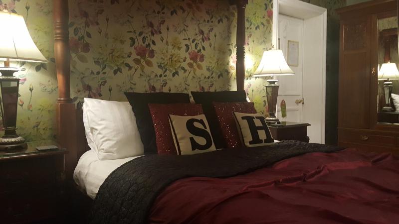 Deluxe Four-Poster Room with Lake View  image 1