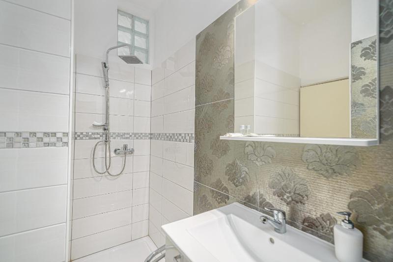 Studio Apartment with Sea View image 3