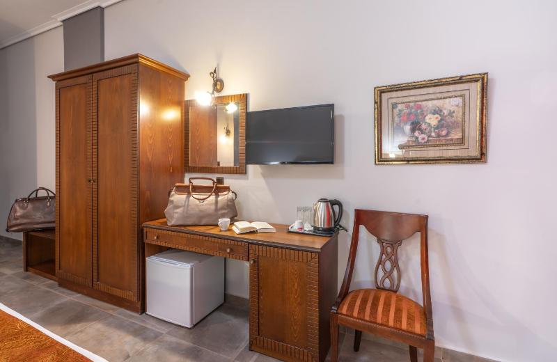 Double Room with City View image 4