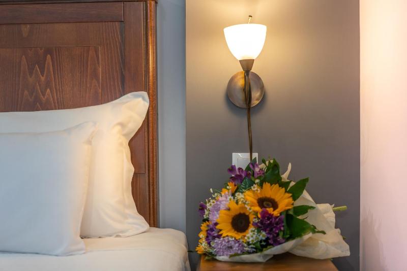 Double Room with City View image 3
