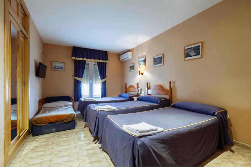 Family Room (3 Adults + 1 Child) image 3