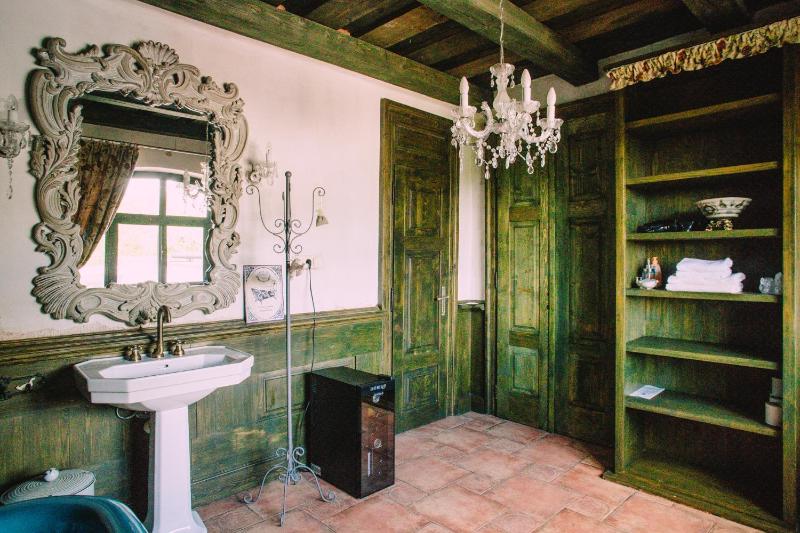 Standard Queen Room image 4