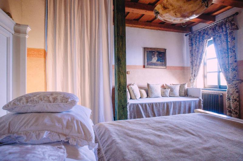 Standard Queen Room image 3