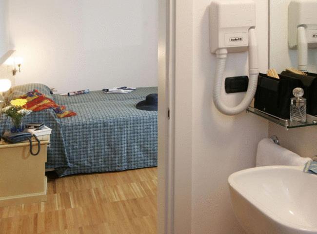 Classic Double or Twin Room image 1