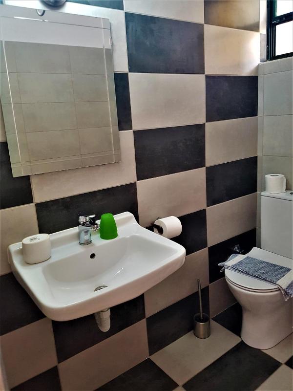 Standard King Room image 4