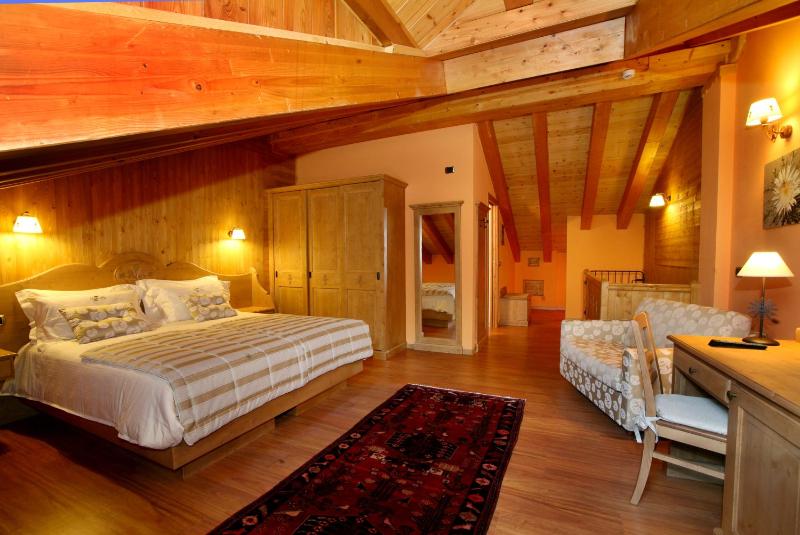 Family Suite (2 Adults + 2 Children) - Split Level image 2