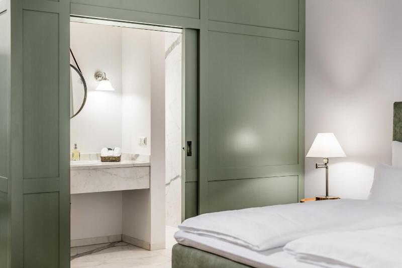 Double Room image 2
