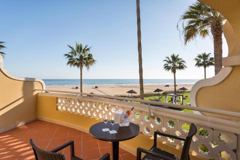 Double or Twin Room with Side Sea View image 3