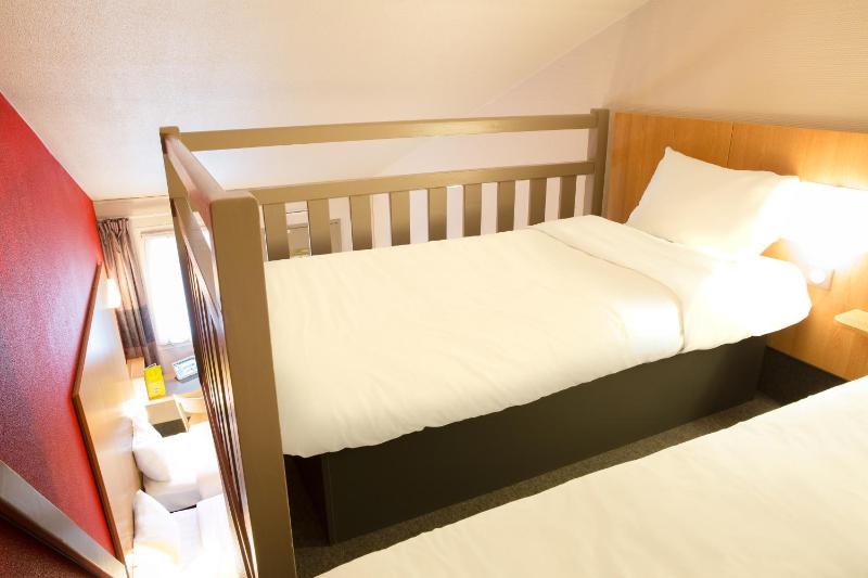 Standard Quadruple Room image 2