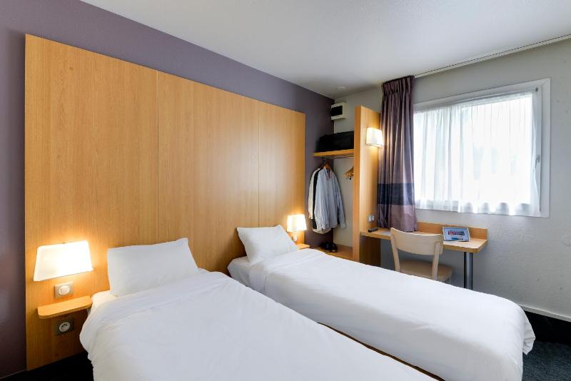 Twin Room image 4