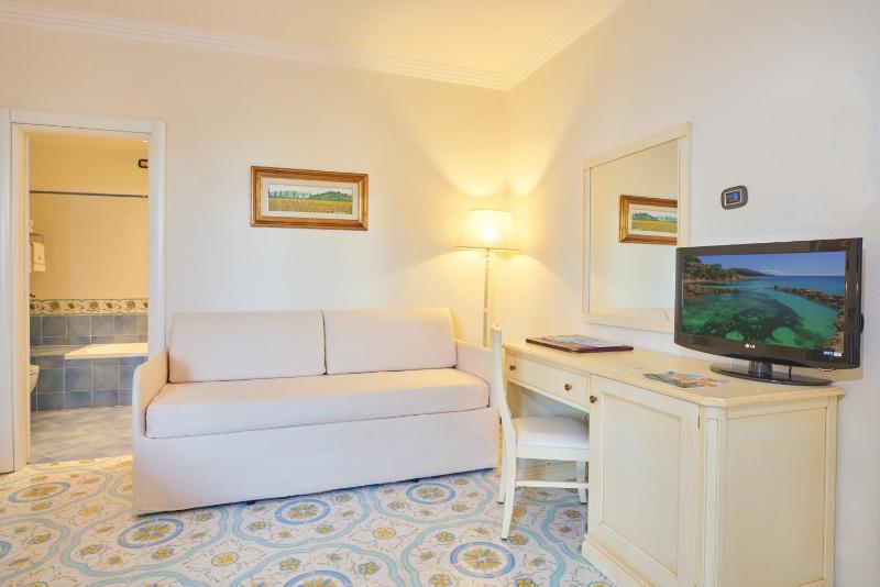 Triple Room with Sea View image 3