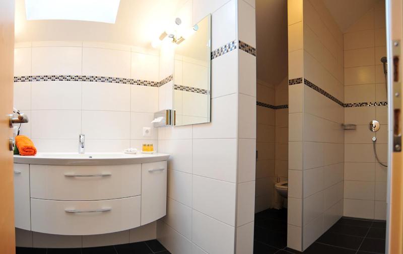 Two-Bedroom Apartment with Balcony and Lake View image 3
