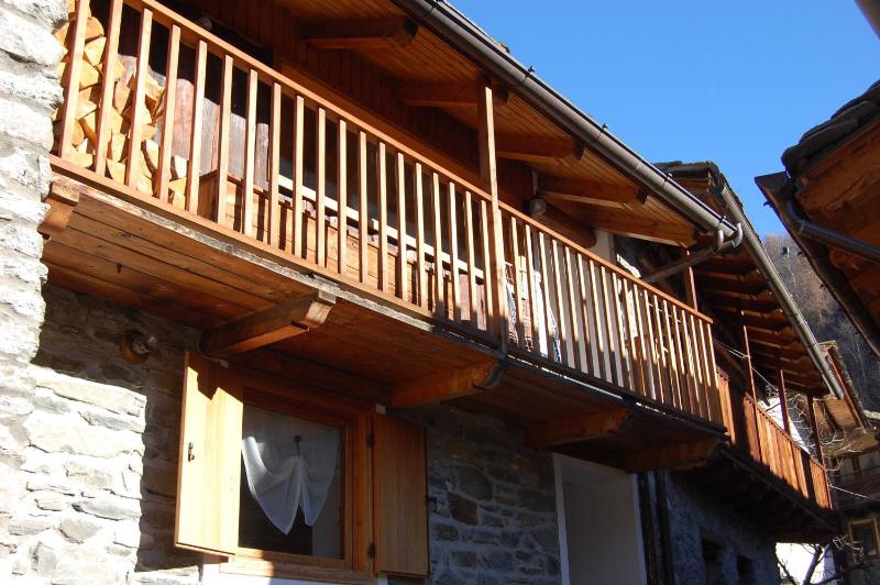 One-Bedroom Apartment - Split Level image 2