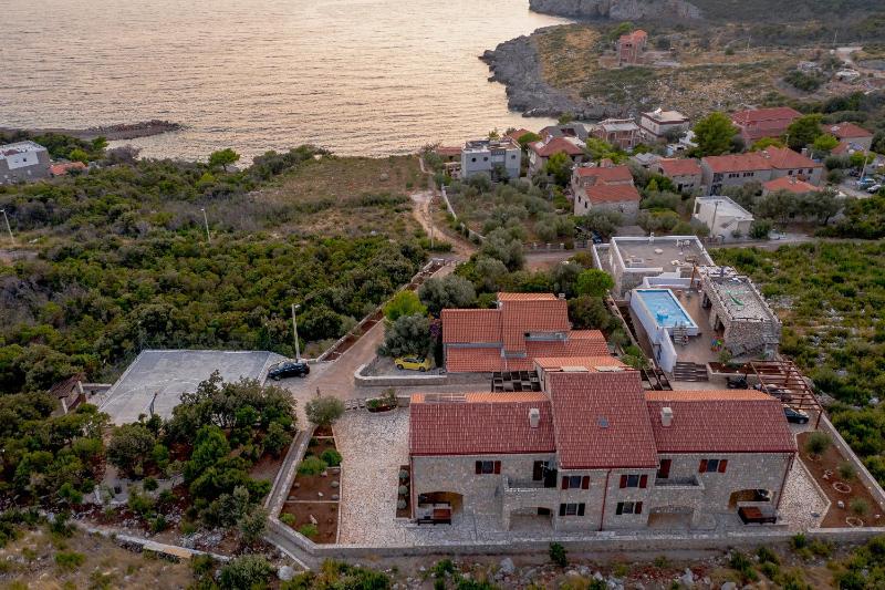 Villa Shanti - Pool Beach & Basketball court - image 12