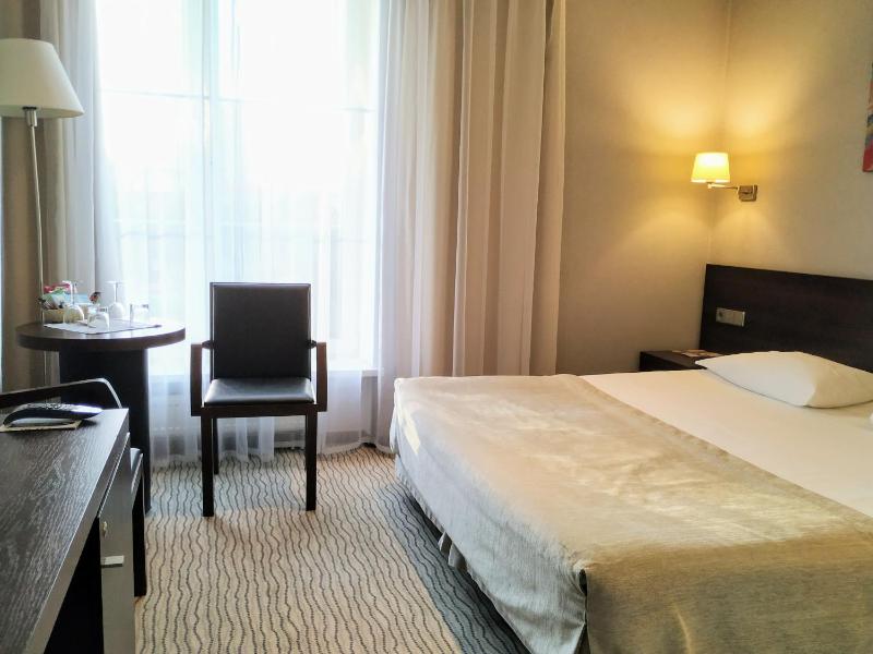 Standard Double Room with City View image 3