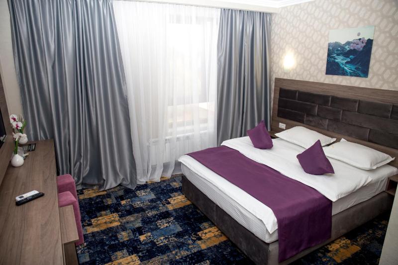 Deluxe King Room image 3