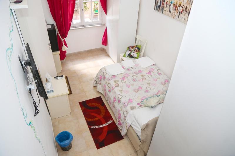 Small Double Room image 4