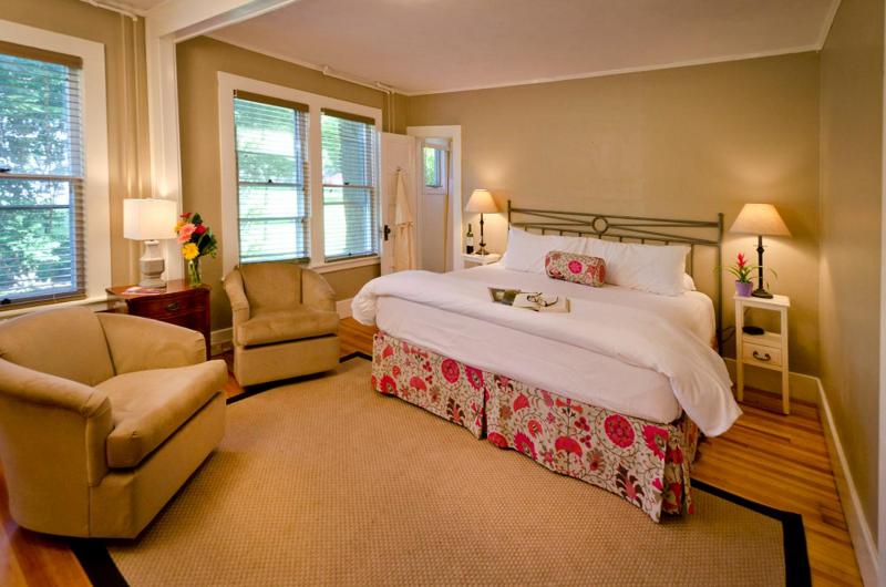King Room image 4