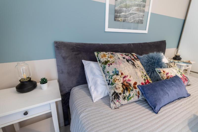 Luxury One-Bedroom Apartment/parking in city center - image 10