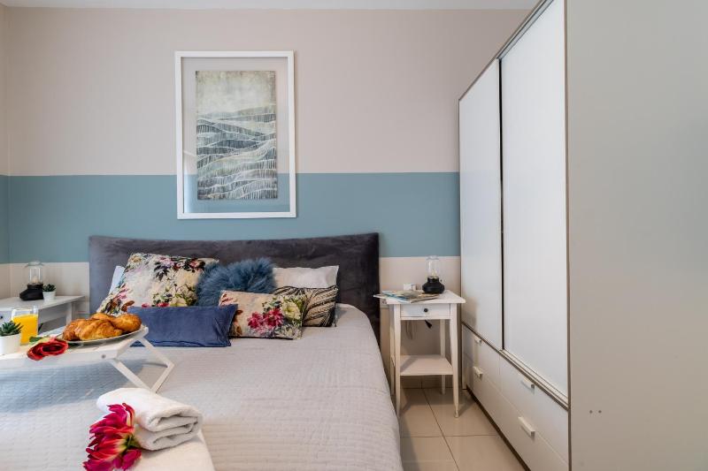 Luxury One-Bedroom Apartment/parking in city center - image 11