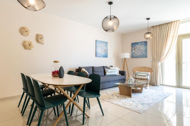 Luxury One-Bedroom Apartment/parking in city center - image 8
