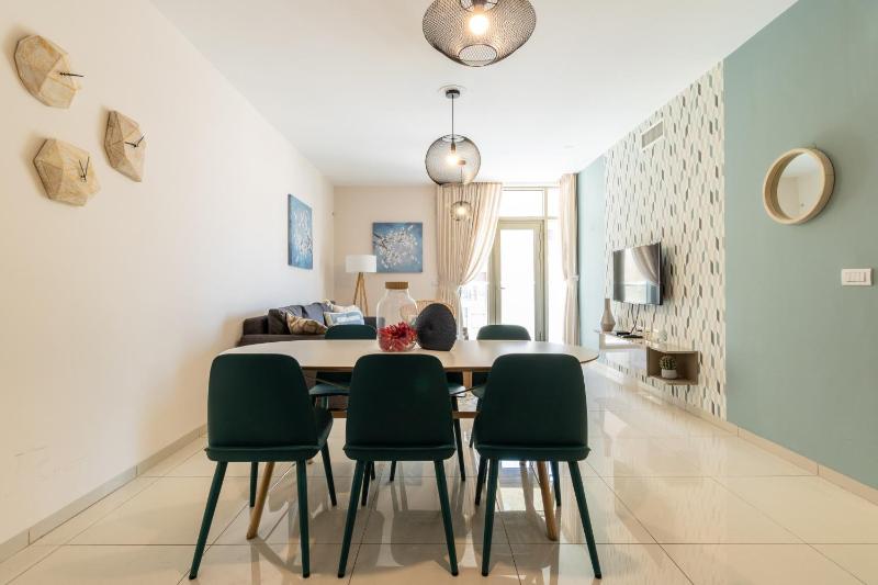 Luxury One-Bedroom Apartment/parking in city center - image 5