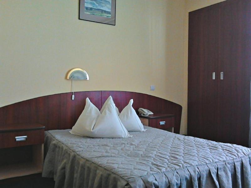 Family Room image 3