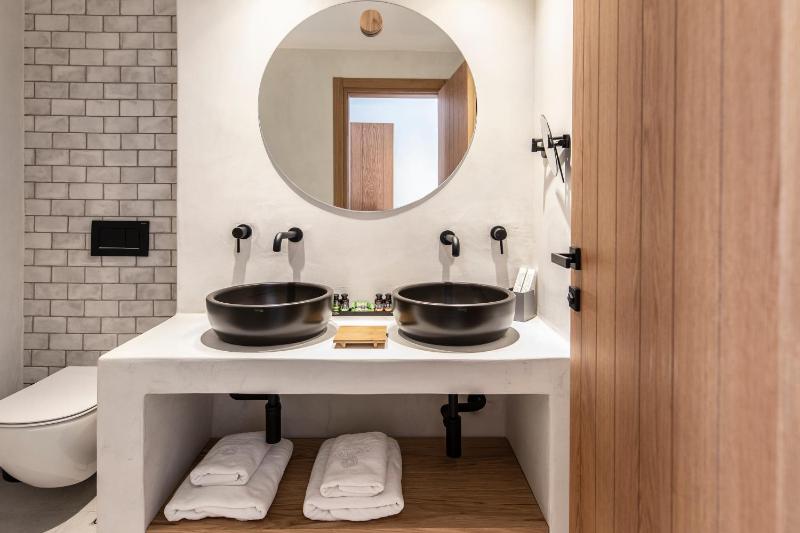Design Maisonette with Jacuzzi image 4