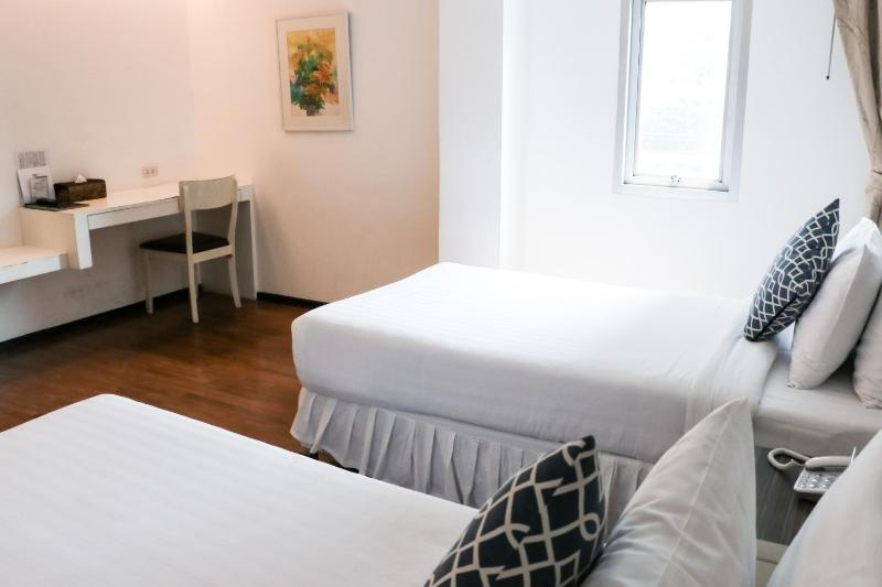 Standard Twin Room image 2