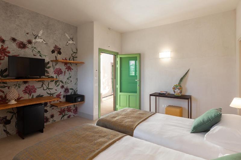 Standard Double Room image 3