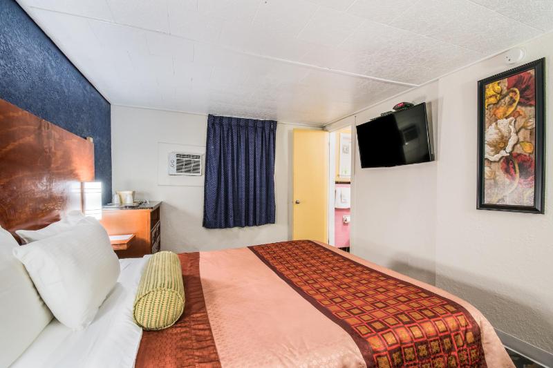 Queen Room image 2