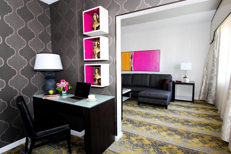 Deluxe King Suite image 3
