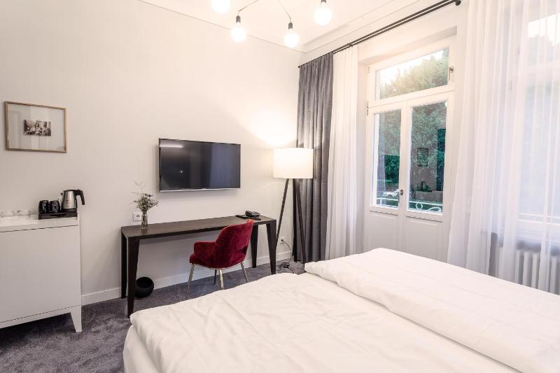 Superior Double Room with Balcony image 3